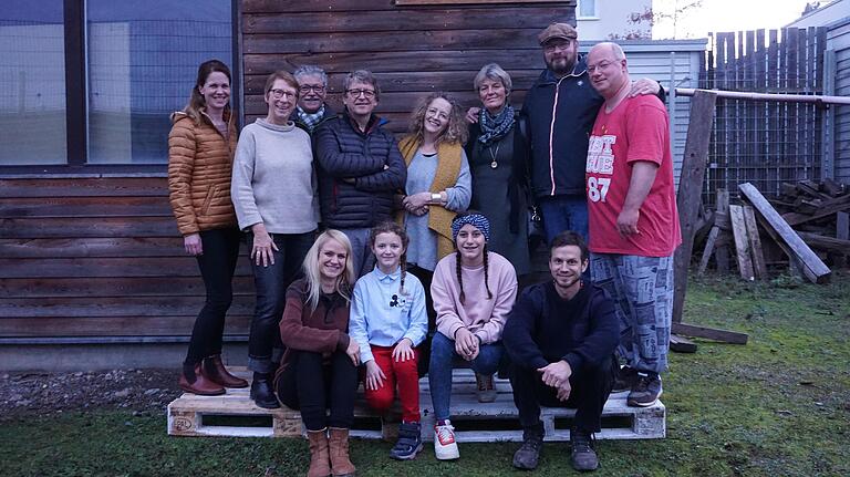 Frank Markus Barwasser (hinten Vierter von links) im 'Spieli' mit (hinten von links) Katharina del Savio, Sr. Ruperta Krieger, Hartmut Emser, Uschi Vollmond, Lucia Rühling, Steffen Preuss und Bernd Vormwald sowie (vorne von links) Damaris Bayerlein, den Kindersprecherinnen Azra und Shirin und Jochen Meier. Frank Markus Barwasser (hinten Vierter von links) im 'Spieli' mit (hinten von links) Katharina del Savio, Sr. Ruperta Krieger, Hartmut Emser, Uschi Vollmond, Lucia Rühling, Steffen Preuss und Bernd Vormwald sowie (vorne von links) Damaris Bayerlein, den Kindersprecherinnen Azra und Shirin und Jochen Meier.