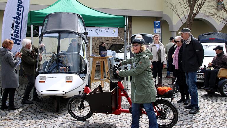 Twike, Lastenfahrrad und E-Autos aller Kategorien konnten beim Arnsteiner Maimarkt getestet werden. Gerne gaben die Mitglieder der Bürger-Energie-Genossenschaft Auskünfte rund um die E-Mobilität. Twike, Lastenfahrrad und E-Autos aller Kategorien konnten beim Arnsteiner Maimarkt getestet werden. Gerne gaben die Mitglieder der Bürger-Energie-Genossenschaft Auskünfte rund um die E-Mobilität.