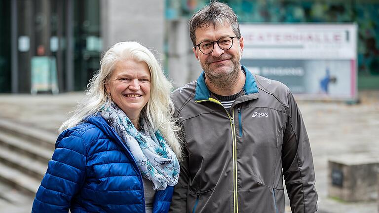 Michaela Gerstmeier und Andreas Wirth aus Schillingsfürst nutzen spontan die Gelegenheit zum Abschied von Barbara Stamm. Michaela Gerstmeier und Andreas Wirth aus Schillingsfürst nutzen spontan die Gelegenheit zum Abschied von Barbara Stamm.