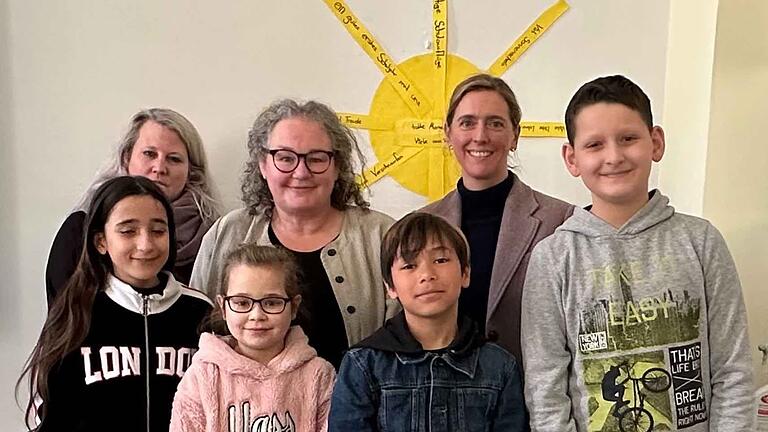 Auf dem Foto (von links): Frau Schwuchow (Klassenlehrerin 5a), Frau Pohl (Buchhandlung „erlesen“), Frau Jörg (3. Bürgermeisterin), und SchülerInnen der Klasse 5a Auf dem Foto (von links): Frau Schwuchow (Klassenlehrerin 5a), Frau Pohl (Buchhandlung „erlesen“), Frau Jörg (3. Bürgermeisterin), und SchülerInnen der Klasse 5a