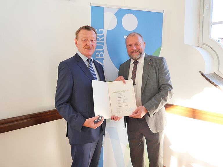 Nachträglich erhielt auch Ochsenfurts Bürgermeisters Peter Juks (links) von Landrat Thomas Eberth die Landkreisnadel in Silber für mehr als 15 Jahre Engagement im Kreistag. Nachträglich erhielt auch Ochsenfurts Bürgermeisters Peter Juks (links) von Landrat Thomas Eberth die Landkreisnadel in Silber für mehr als 15 Jahre Engagement im Kreistag.