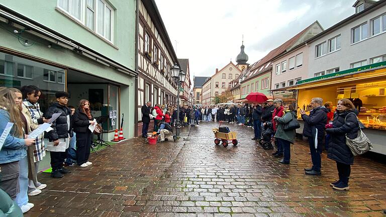 Acht neue Stolpersteine wurde am Freitag in der Marktheidenfelder Innenstadt verlegt. Acht neue Stolpersteine wurde am Freitag in der Marktheidenfelder Innenstadt verlegt.