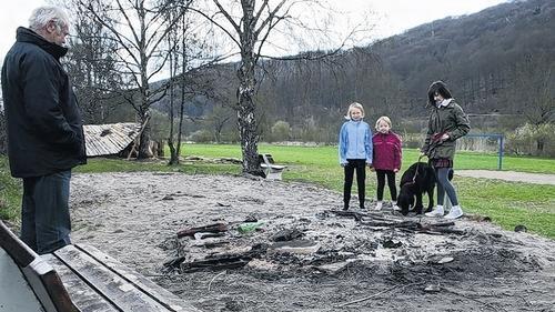 Sinnlose Zerstörungswut: Gert Pröschl steht mit seinen Enkel- und Nachbarkindern vor den traurigen Resten der Freizeitanlage am Bolzplatz. Sinnlose Zerstörungswut: Gert Pröschl steht mit seinen Enkel- und Nachbarkindern vor den traurigen Resten der Freizeitanlage am Bolzplatz.