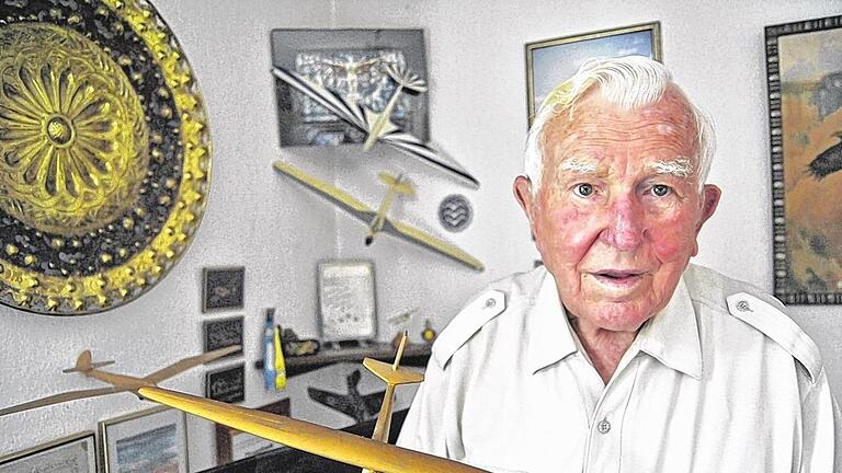 Pokale, Urkunden und Erinnerungen: Robert Mandetzky, hier auf einem Bild aus dem Jahr 2012, liebt die Fliegerei.