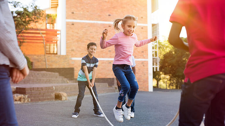 Children playing with skipping rope       -  Symbolbild: Seilhüpfen