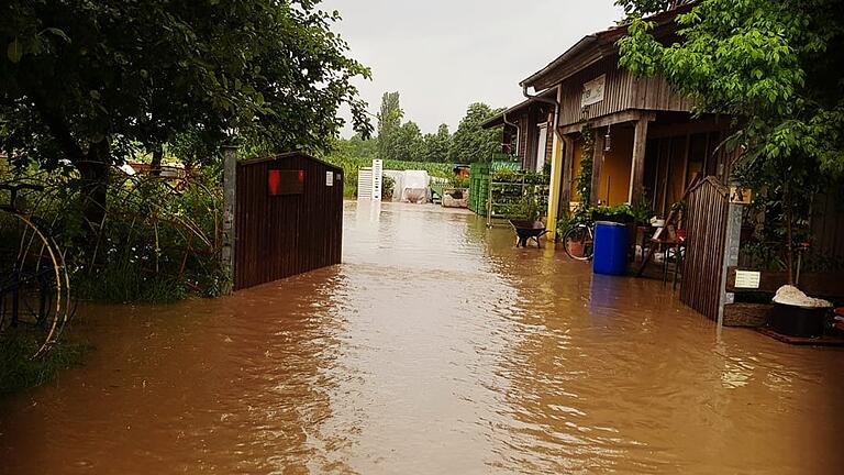 Land unter: Der Eingangsbereich der Raritäten-Gärtnerei. Land unter: Der Eingangsbereich der Raritäten-Gärtnerei.