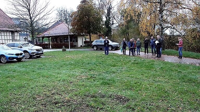 Etwa in diesem Bereich, zwischen Parkplatz und der Itz, war ein Spielplatz beantragt. Bürgermeister Helmut Dietz (2. von rechts), erläuterte dem Gremium die Fakten. Etwa in diesem Bereich, zwischen Parkplatz und der Itz, war ein Spielplatz beantragt. Bürgermeister Helmut Dietz (2. von rechts), erläuterte dem Gremium die Fakten.