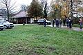 Etwa in diesem Bereich, zwischen Parkplatz und der Itz, war ein Spielplatz beantragt. Bürgermeister Helmut Dietz (2. von rechts), erläuterte dem Gremium die Fakten.