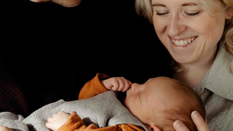 Carina und Daniel Büttner blicken strahlend auf ihren Sohnemann Samuel. Carina und Daniel Büttner blicken strahlend auf ihren Sohnemann Samuel.