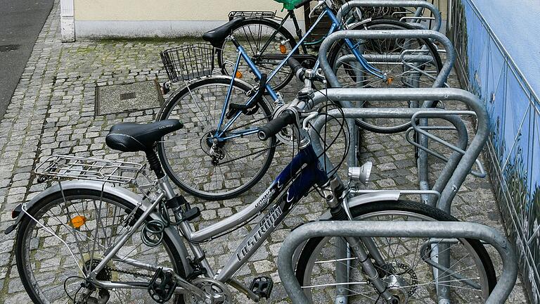 Ein gesichertes E-Bike wurde aus dem Fahrradständer am Marktbreiter Bahnhof gestohlen. Ein gesichertes E-Bike wurde aus dem Fahrradständer am Marktbreiter Bahnhof gestohlen.