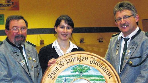 Schützenmeister Willi Gampel (links) überreichte seine neue Scheibe mit Motiven aus Füttersee an seine Stellvertreterin Sabine Mauer und an Sportleiter Hans Klein (rechts). Schützenmeister Willi Gampel (links) überreichte seine neue Scheibe mit Motiven aus Füttersee an seine Stellvertreterin Sabine Mauer und an Sportleiter Hans Klein (rechts).