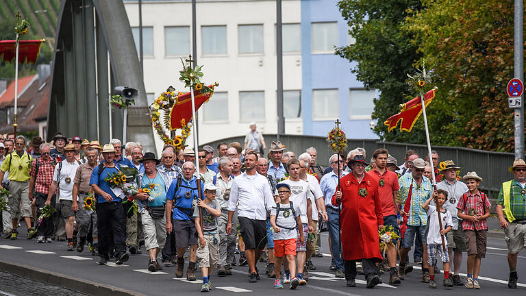 Sie sind wieder da. MIt Musik und Gebeten sind die rund 560 Kreuzberg-Wallfahrer über die Grombühlbrücke und weiter durch die Semmelstraße ins Neumünster zum Abschlussgottesdienst gezogen.
