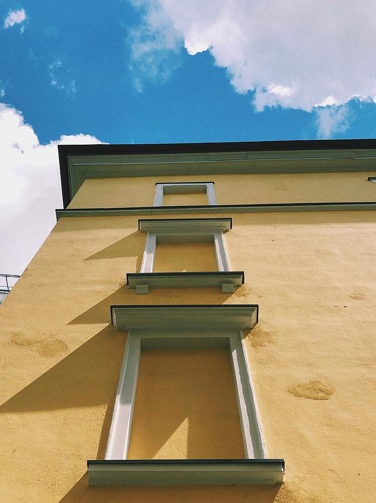 Würzburg, Stadtteil Grombühl: Hier gibt es auffällig viele zugemauerte Fenster. Würzburg, Stadtteil Grombühl: Hier gibt es auffällig viele zugemauerte Fenster. 