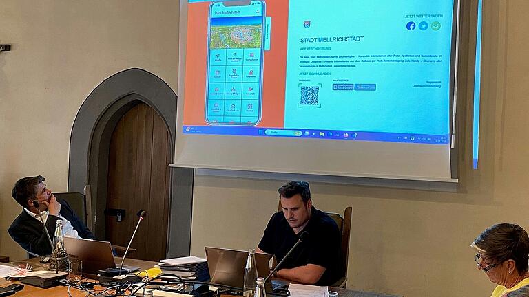 Thomas Finger, EDV-Beauftragter der Verwaltungsgemeinschaft (Mitte), stellte in der Stadtratssitzung die neue Mellrichstadt-App vor.