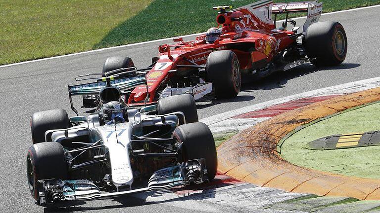 Finnen-Duell - Zwischendurch kam es zum Duell der Finnen: Valtteri Bottas im Mercedes vor Kimi Räikkönen im Ferrari. Finnen-Duell - Zwischendurch kam es zum Duell der Finnen: Valtteri Bottas im Mercedes vor Kimi Räikkönen im Ferrari.