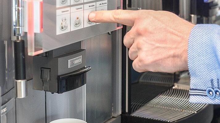 An der Kaffeemaschine in der Uni-Cafeteria am Hubland Nord: Die weißen Keramiktassen gibt es kostenlos - sie sollen aber nicht mitgenommen werden.