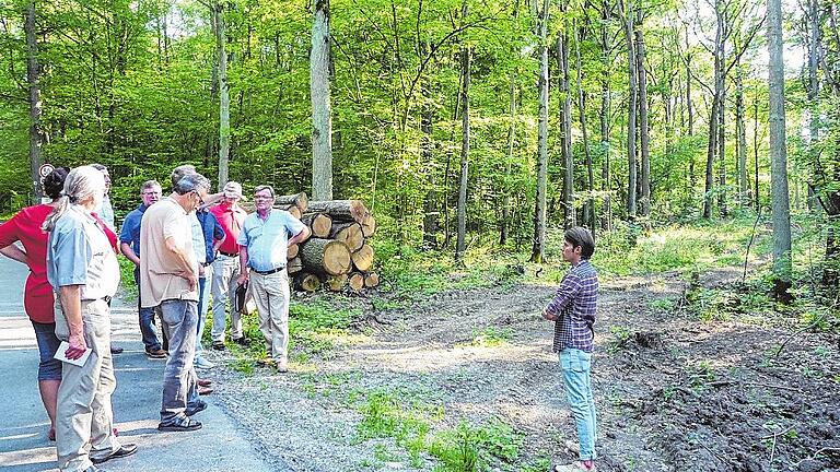 An der Polisina vorbei soll die zukünftige Ostspange zur Main-Klinik durch den Wald führen. Kreis- und Stadträte der UWG-Fraktion besichtigten die Örtlichkeit.