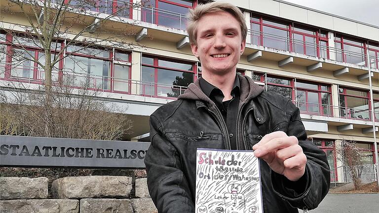 Autor Michael Vay (17) mit seinem Taschenbuch vor der Bad Kissinger Realschule  Foto: Sigismund von Dobschütz       -  Autor Michael Vay (17) mit seinem Taschenbuch vor der Bad Kissinger Realschule  Foto: Sigismund von Dobschütz