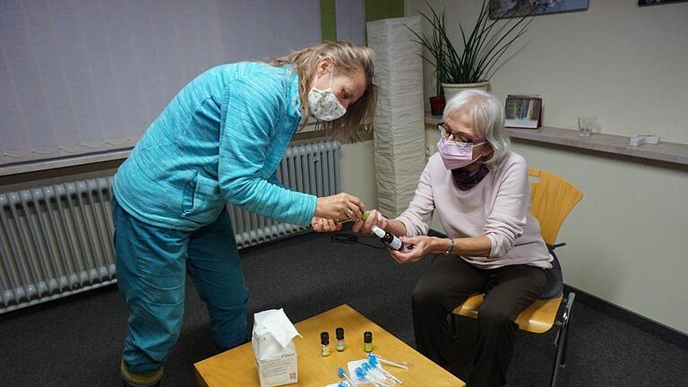 Die Hospizbegleiterinnen Michaela Maack (links) und Karin Kächele begutachten ätherische Öle, die beim Letzte-Hilfe Kurs vorgestellt werden und sich positiv auf Körper und Geist wirken können. Foto: Michaela Kaiser       -  Die Hospizbegleiterinnen Michaela Maack (links) und Karin Kächele begutachten ätherische Öle, die beim Letzte-Hilfe Kurs vorgestellt werden und sich positiv auf Körper und Geist wirken können. Foto: Michaela Kaiser