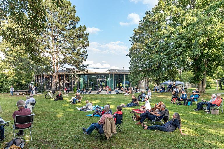 Rund 50 Menschen besuchen am Mittwoch das Sommerfestival 'Kultur ausm Hut' im Park der Umweltstation am Nigglweg in Würzburg.&nbsp;