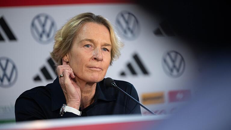 Die deutsche Fußball-Bundestrainerin Martina Voss-Tecklenburg nahm sich nach dem frühen WM-Aus im Sommer eine längere krankheitsbedingte Auszeit. Die deutsche Fußball-Bundestrainerin Martina Voss-Tecklenburg nahm sich nach dem frühen WM-Aus im Sommer eine längere krankheitsbedingte Auszeit. 