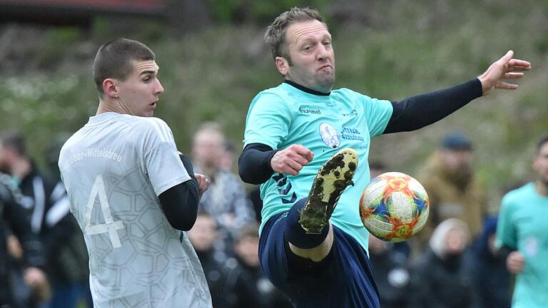 Moritz Schlund (links) sicherte dem FC Ober-/Mittelstreu mit einem Doppelschlag einen Punkt bei der SG Mellrichstadt um Spielertrainer Markus Benkert.