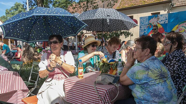 Schatten durch den Regenschirm: Am Kirb-Wochenende in Rieneck war es heiß.