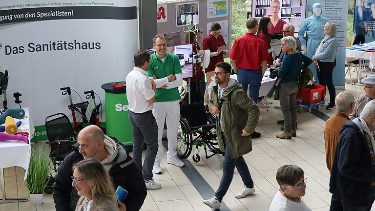 An den Infoständen im Caritas-Krankenhaus Bad Mergentheim konnten sich die Besucher beim Patiententag 'Leben mit Krebs' über ihre Erkrankung sowie verschiedene Therapie- und Unterstützungsmöglichkeiten informieren.