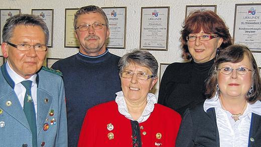 Der Vorstand: Bei der Jahreshauptversammlung der Schützengesellschaft Wiesentheid wurden gewählt: Günter Möderl (Schützenmeister), Johann Reimche (2. Schützenmeister), Anna Kölling (Damenleiterin), Margareta Lipfert (Sport- und Jugendleiterin) und Marlies Rothenbücher (Schatzmeisterin).