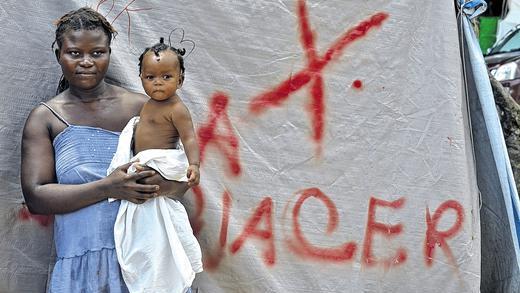 Aus den Trümmern geflüchtet: Aus ihrem zerstörten Dorf ging die 24-jährige Melody zusammen mit ihrem kranken Baby Leon nach Port-au-Prince. Sie wohnt in einem kleinen Zelt &ndash; und hofft auf ein Haus.