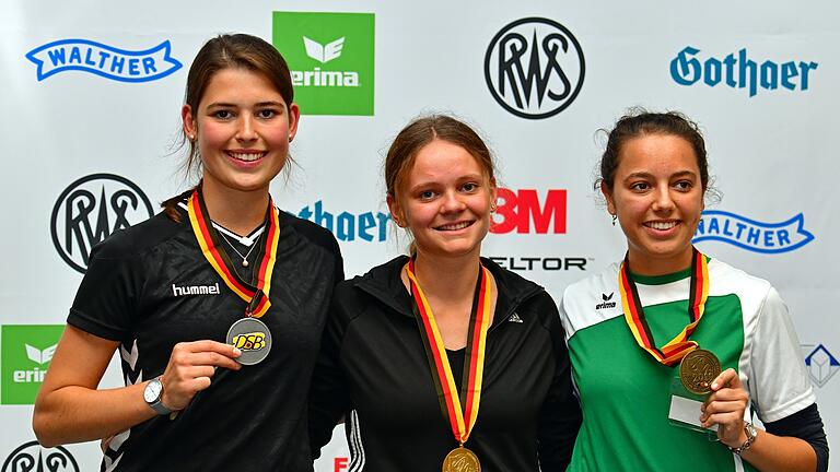 Freut sich riesig über ihre Silbermedaille: Miriam Piechaczek (links). Mit im Bild die Siegerin Sophia Kovacic sowie die Drittplatzierte Agnes Völker. Freut sich riesig über ihre Silbermedaille: Miriam Piechaczek (links). Mit im Bild die Siegerin Sophia Kovacic sowie die Drittplatzierte Agnes Völker.