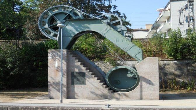 Das Denkmal 'Altes Walzenwehr' an der Gutermann-Promenade.