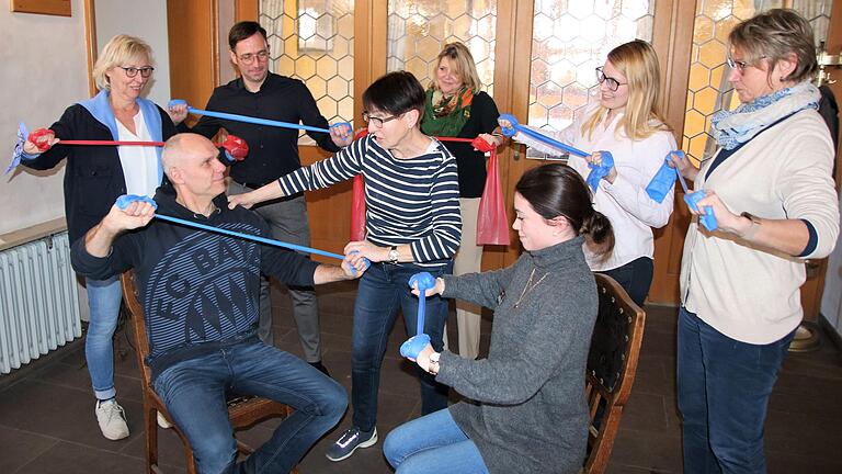 Ob auf dem Bürostuhl oder im Stehen: Gymnastikübungen sind im Volkacher Rathaus seit kurzem an der Tagesordnung. Am Montag zeigte Trainerin Gabriele Fuchs einigen Mitarbeitern der VG, welche Übungen man mit einem Thera-Band machen kann.