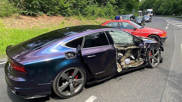 Der A7 Sportback blieb nach dem Zusammenprall rund 60 Meter weiter auf der Gegenfahrbahn schwer beschädigt stehen. Der A7 Sportback blieb nach dem Zusammenprall rund 60 Meter weiter auf der Gegenfahrbahn schwer beschädigt stehen.