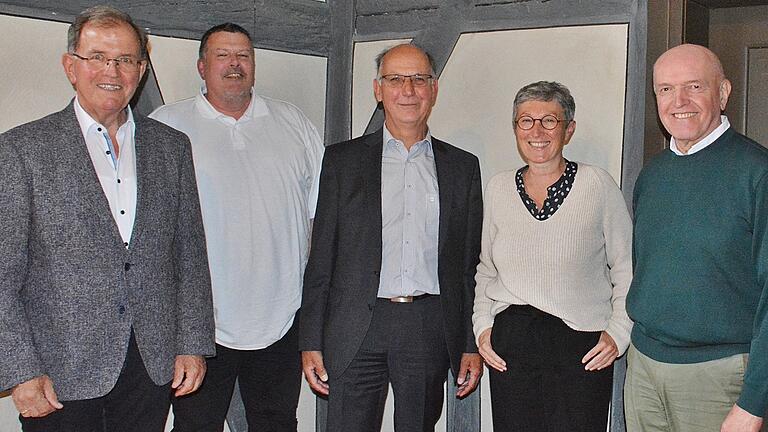 Abschied von Kämmerer Andreas Polst bei der Zweckverbandsversammlung Fränkisches Freilandmuseum Fladungen (von links) Bezirkstagspräsident Erwin Dotzel, der neue Kämmerer Armin Zankl, Andreas Polst, Museumsleiter Ariane Weidlich und Rhön-Grabfeld-Landrat Thomas Habermann.