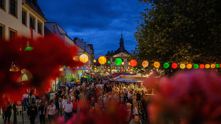 Auftakt Rakoczy-Fest       -  Das Fest ist eröffnet: Zahlreiche Gäste besuchen am Freitag (29.07.22) das Rakoczy-Fest in der Innenstadt von Bad Kissingen. Drei Tage lang werden nun in der Kurstadt all die Persönlichkeiten und Ereignisse gefeiert, die mit der glanzvollen Zeit des Weltbads in früheren Jahrhunderten zu tun haben.