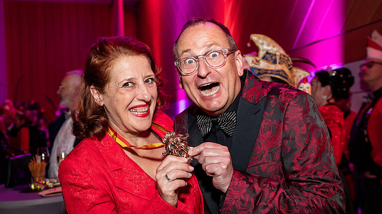 Luise Kinseher und Volker Heißmann mit dem Schlappmaulorden. Rund 400 Menschen besuchen am Montag 12.02.24 die Rosenmontagssitzung der KiKaG mit der Verleihung des Schlappmaulordens in Kitzingen.