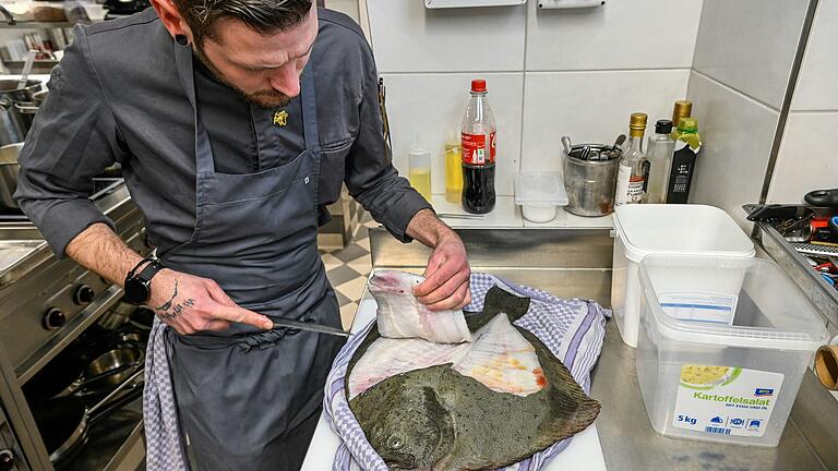 Sternekoch Steffen Szabo bereitet Fische für ein Menü vor. Sternekoch Steffen Szabo bereitet Fische für ein Menü vor.