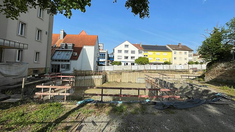 Eine innerstädtische Tiefgarage im 'Gerolzhöfer Loch'? Einige Stadträte können sich das vorstellen. Nicht entschieden ist allerdings, ob die Stadt erneut ein Kaufgebot beim zweiten Zwangsversteigerungstermin für das 'Wilde Mann'-Grundstück abgeben wird. Eine innerstädtische Tiefgarage im 'Gerolzhöfer Loch'? Einige Stadträte können sich das vorstellen. Nicht entschieden ist allerdings, ob die Stadt erneut ein Kaufgebot beim zweiten Zwangsversteigerungstermin für das 'Wilde Mann'-Grundstück abgeben wird.