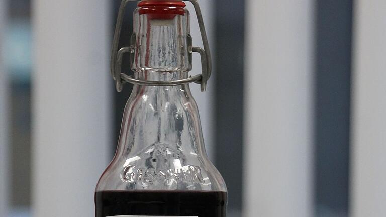 Eine Flasche Obersinner Roter Tod von Wolfgang Küber.