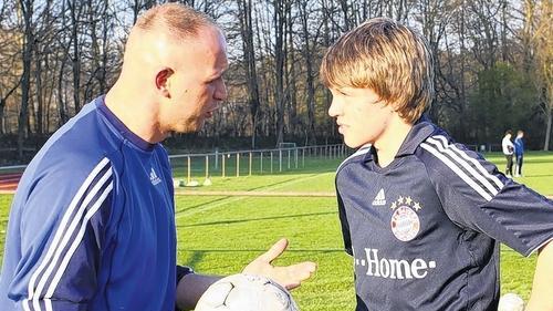 So geht's: Daniel Tomitza erklärt Grafenrheinfelds U-19-Kicker Patrick Brembs die richtigen Laufwege. Der talentierte Jugendliche spielt im zentralen Mittelfeld und wird nächste Saison zur ersten Mannschaft dazustoßen.