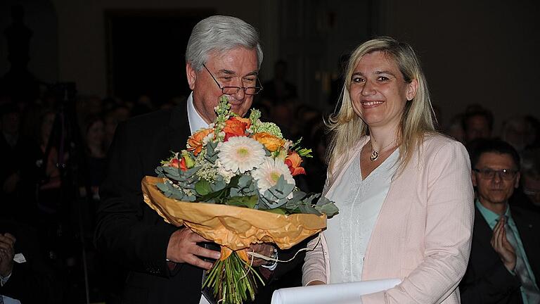 Blumen für die Ministerin: Dr. Dieter Geis, Vorsitzender des Bayerischen Hausärzteverbands, überreicht beim Bayerischen Hausärztetag in Würzburg Bayerns Gesundheitsministerin Melanie Huml einen Strauß. In einer Zeit, in der die Datenflut wachse, die Spezialisierung voranschreite und der medizinisch-technische Fortschritt rasant sei, sei der Hausarzt als Ansprechpartner wichtiger denn je, sagte Huml bei ihrer Rede.