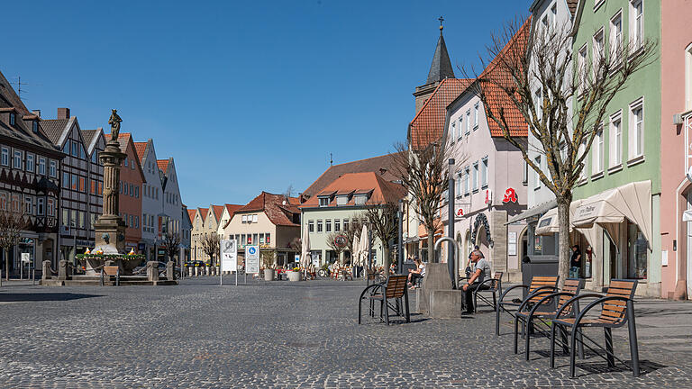 Der Marktplatz von Bad Neustadt zu Corona-Zeiten. Verlassen und fast menschenleeer. Das soll sich am Montag ändern.