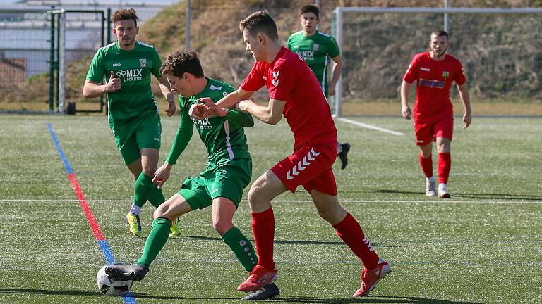Ferdinand Hansel (links) vom TSV Abtswind behauptet den Ball vor Simon Kasper von der SpVgg Bayern Hof. Nach ihrem Heimsieg treten die Abtswinder in der Fußball-Bayernliga auswärts beim SV Seligenporten an. Ferdinand Hansel (links) vom TSV Abtswind behauptet den Ball vor Simon Kasper von der SpVgg Bayern Hof. Nach ihrem Heimsieg treten die Abtswinder in der Fußball-Bayernliga auswärts beim SV Seligenporten an.