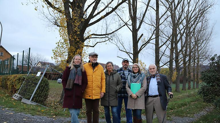 Ein Bürger-Bündnis in Hundelshausen möchte die bedrohten Pappeln am Ortsrand retten. Ein von der Gemeinde beauftragter Gutachter empfiehlt, fünf geschädigte Bäume zu fällen – das wollen (von links) Carina Keß, Alfred und Annette Linke, Wolfgang Roth, Natascha Reiter-Schmincke, Dr. Christian Schmincke und weitere Mitstreiter verhindern. Sie fordern ein zweites unabhängiges Gutachten.