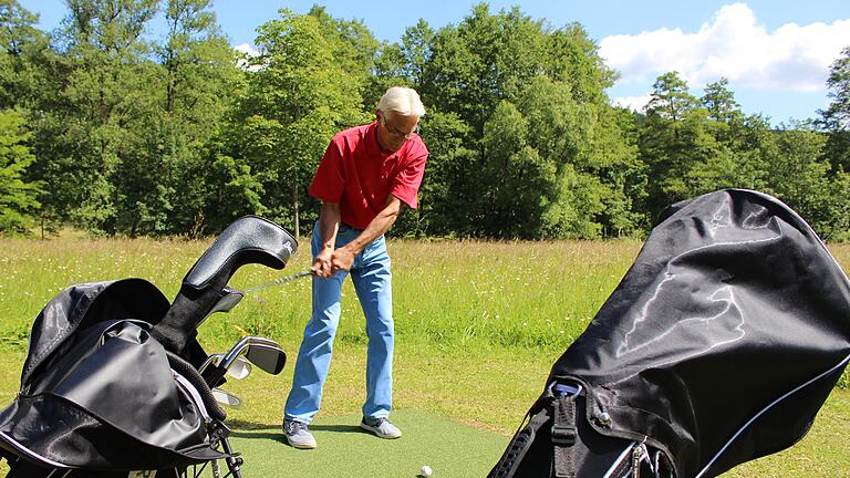 Armin Laake vom Golfclub in Bad Kissingen zeigt den neuen Naturgolfplatz im Staatsbad Bad Brückenau.       -  Armin Laake vom Golfclub in Bad Kissingen zeigt den neuen Naturgolfplatz im Staatsbad Bad Brückenau.