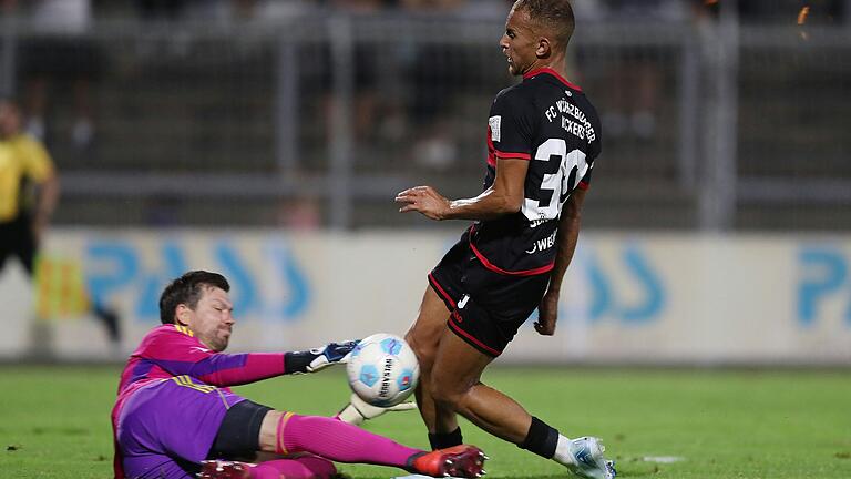 Fast das 2:0 für die Kickers, aber Aschaffenburgs Torwart Max Grün kann in dieser Szene gerade noch gegen Benyas Solomon Junge-Abiol (rechts) klären.