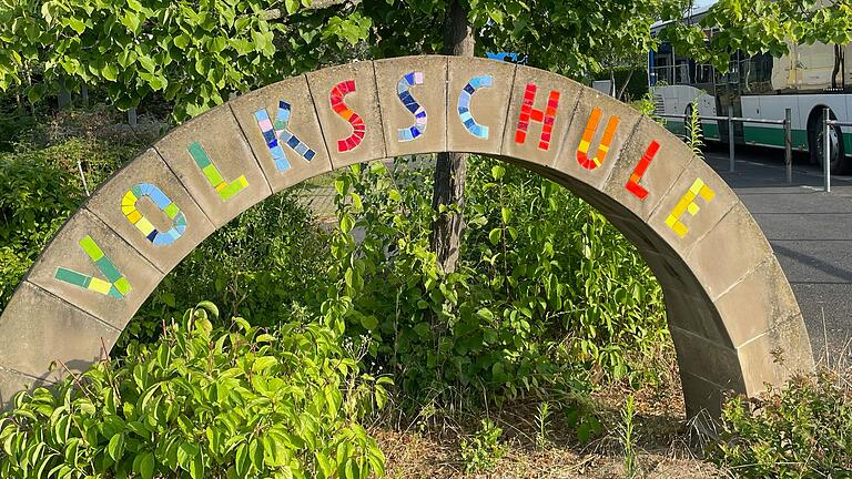Die Mittelschule Wiesentheid bietet seit 2006 eine gebundene Ganztagsschule für die 5. bis 9. Klasse an. Die Mittelschule Wiesentheid bietet seit 2006 eine gebundene Ganztagsschule für die 5. bis 9. Klasse an. 