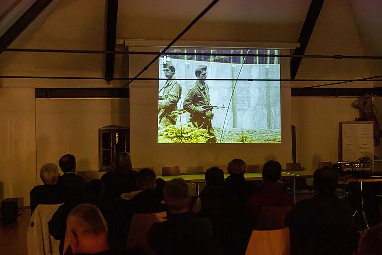 Podiumsdiskusion im Kulturarsenal 'Alte Därre' in Bad Königshofen. 'Es war einmal - die DDR'. Zum Verständnis wurde im Vorfeld ein Film über die Grenze, die Befestigung, die Bewachung, .... gezeigt. Podiumsdiskusion im Kulturarsenal 'Alte Därre' in Bad Königshofen. 'Es war einmal - die DDR'. Zum Verständnis wurde im Vorfeld ein Film über die Grenze, die Befestigung, die Bewachung, .... gezeigt.