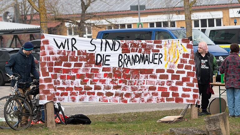 Die Gruppe 'Fridays for Future' demonstriert unweit des VCC in Würzburg gegen Christian Lindner und die FDP. Die Gruppe 'Fridays for Future' demonstriert unweit des VCC in Würzburg gegen Christian Lindner und die FDP.